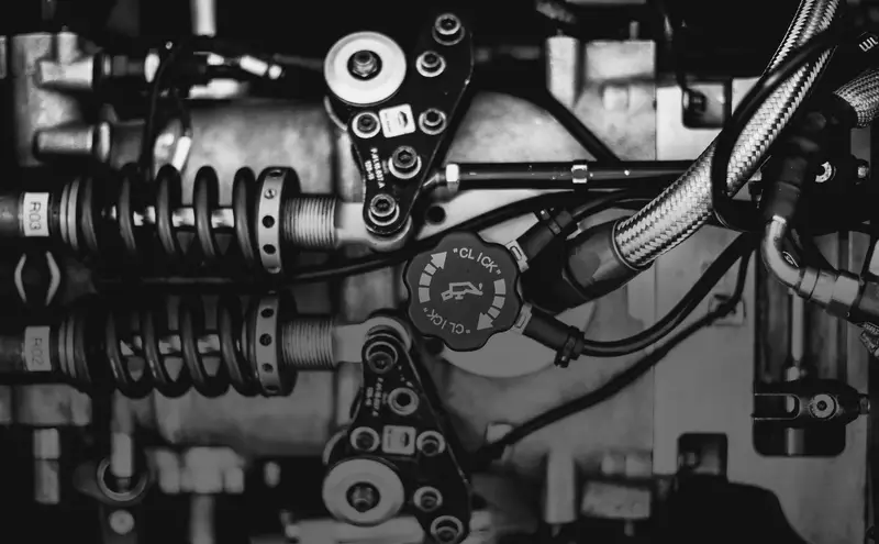 Engine and suspension in detail, struts and lines